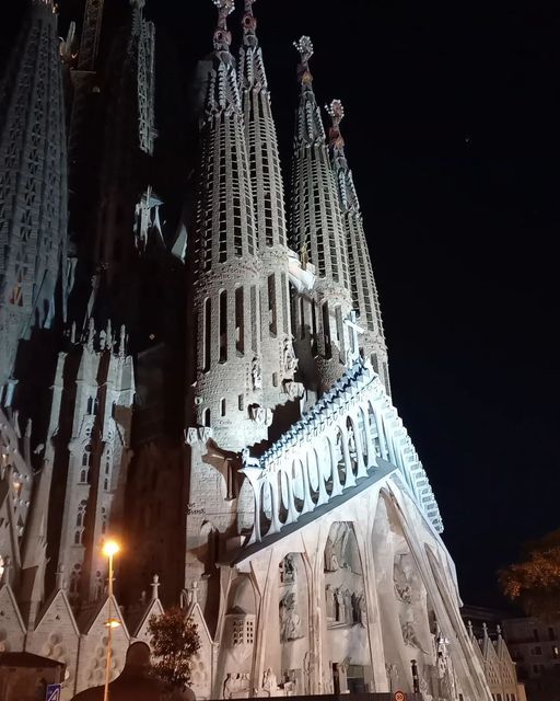 ¡Buenas noches #Barcelona!   Sagrada Familia  @passejantcatalunya…<span class=